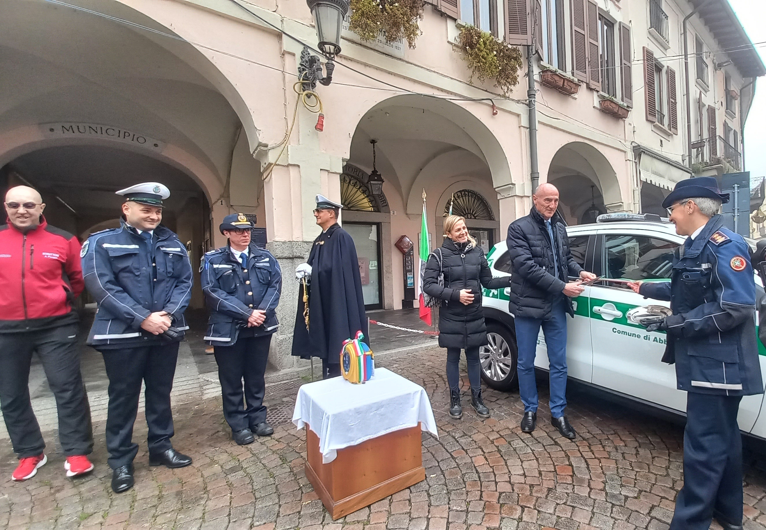 Sulle pattuglie della Polizia Locale arriva il defibrillatore